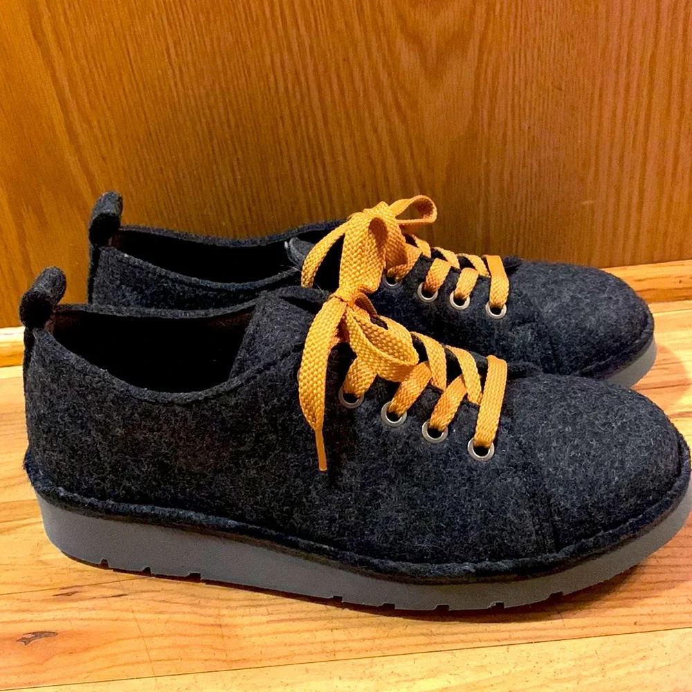 Boston SPAIN size 8 / 39 felt wool leather cushioned insole sneakers barely worn